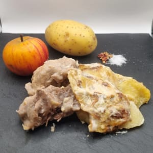 Assiette cuisinée en Corrèze avec du porc de EARL Peuch à Saint-Jal, de la pomme et un gratin fondant